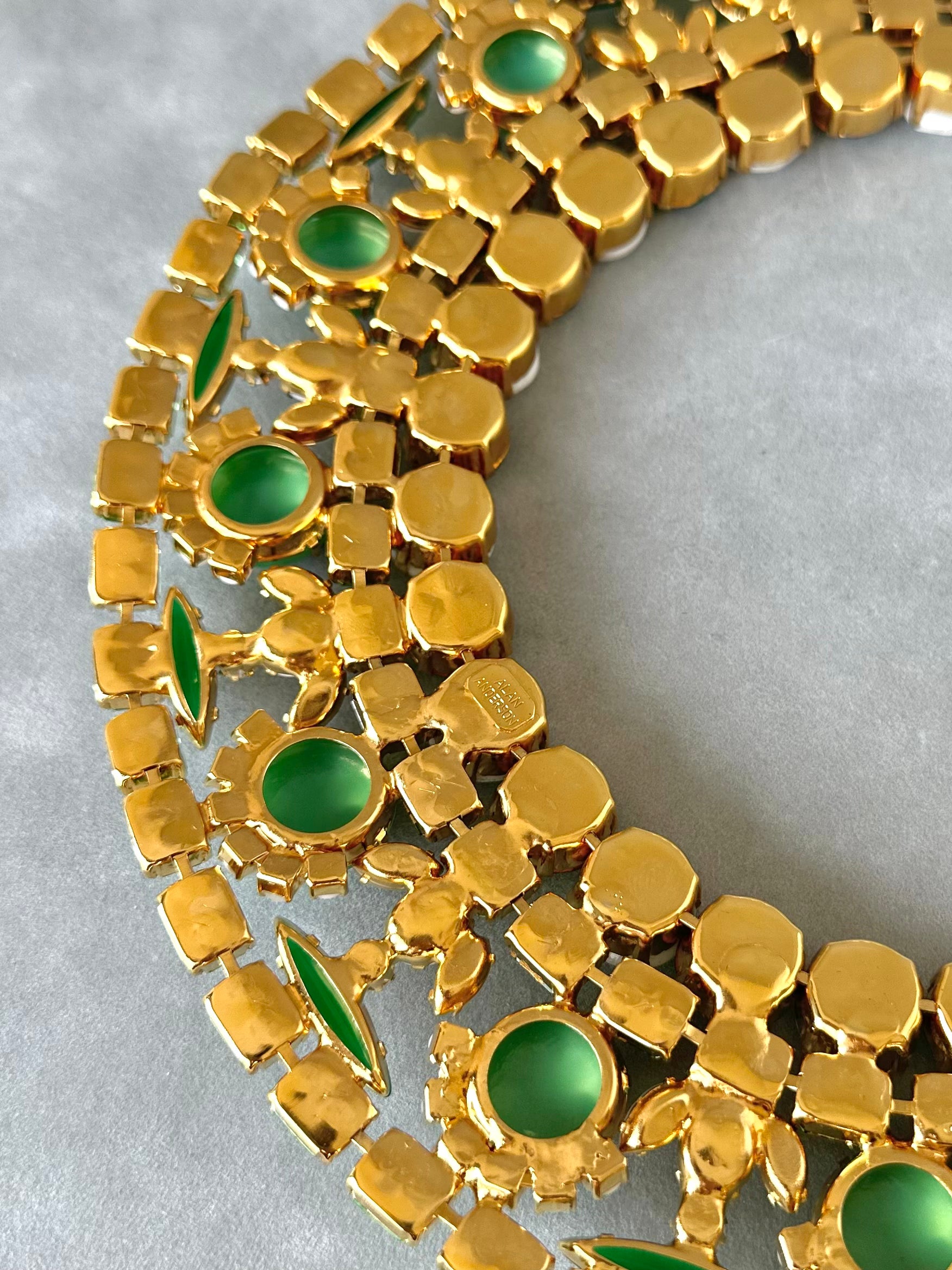 Multi-Green and Chalk White Collar