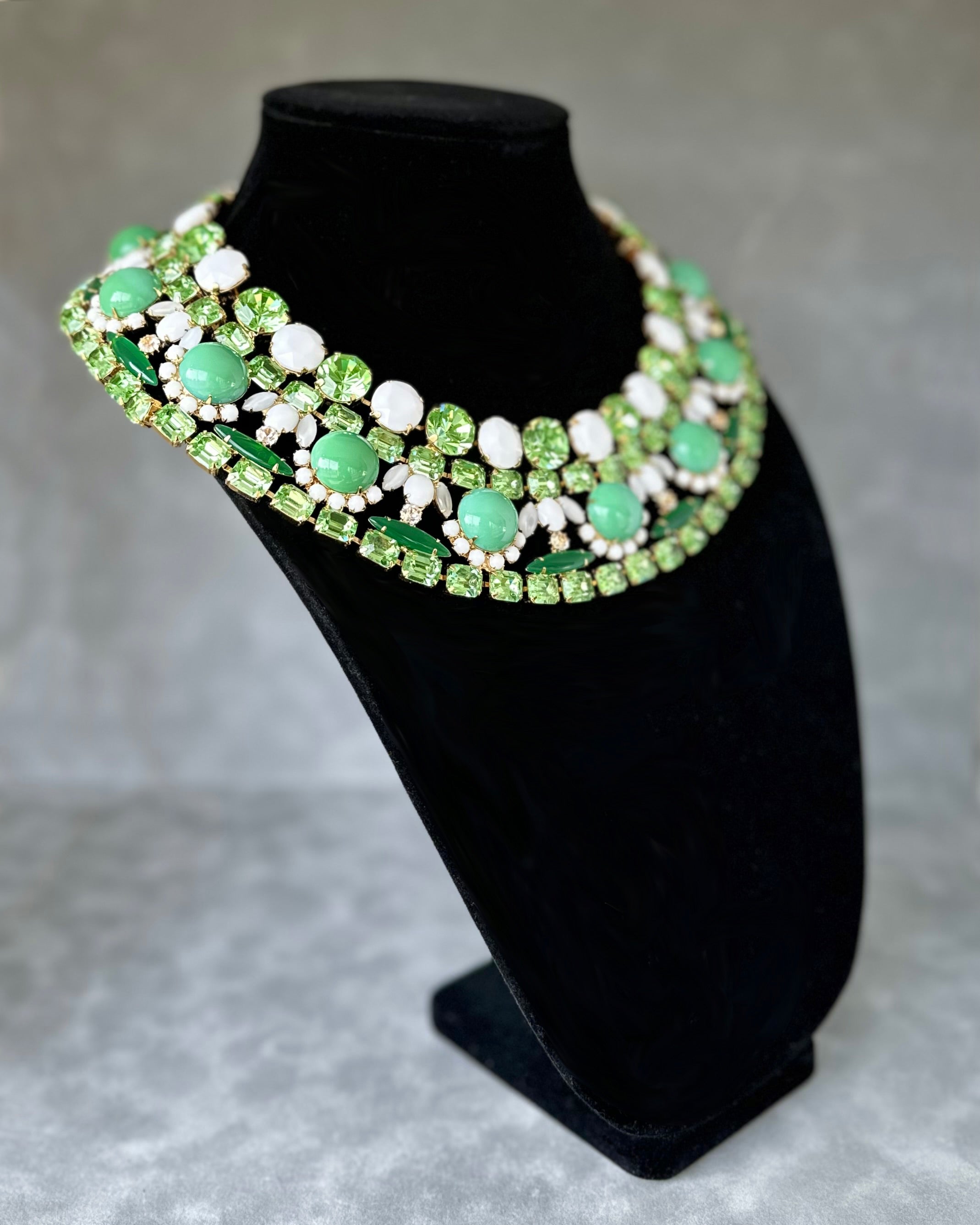 Multi-Green and Chalk White Collar