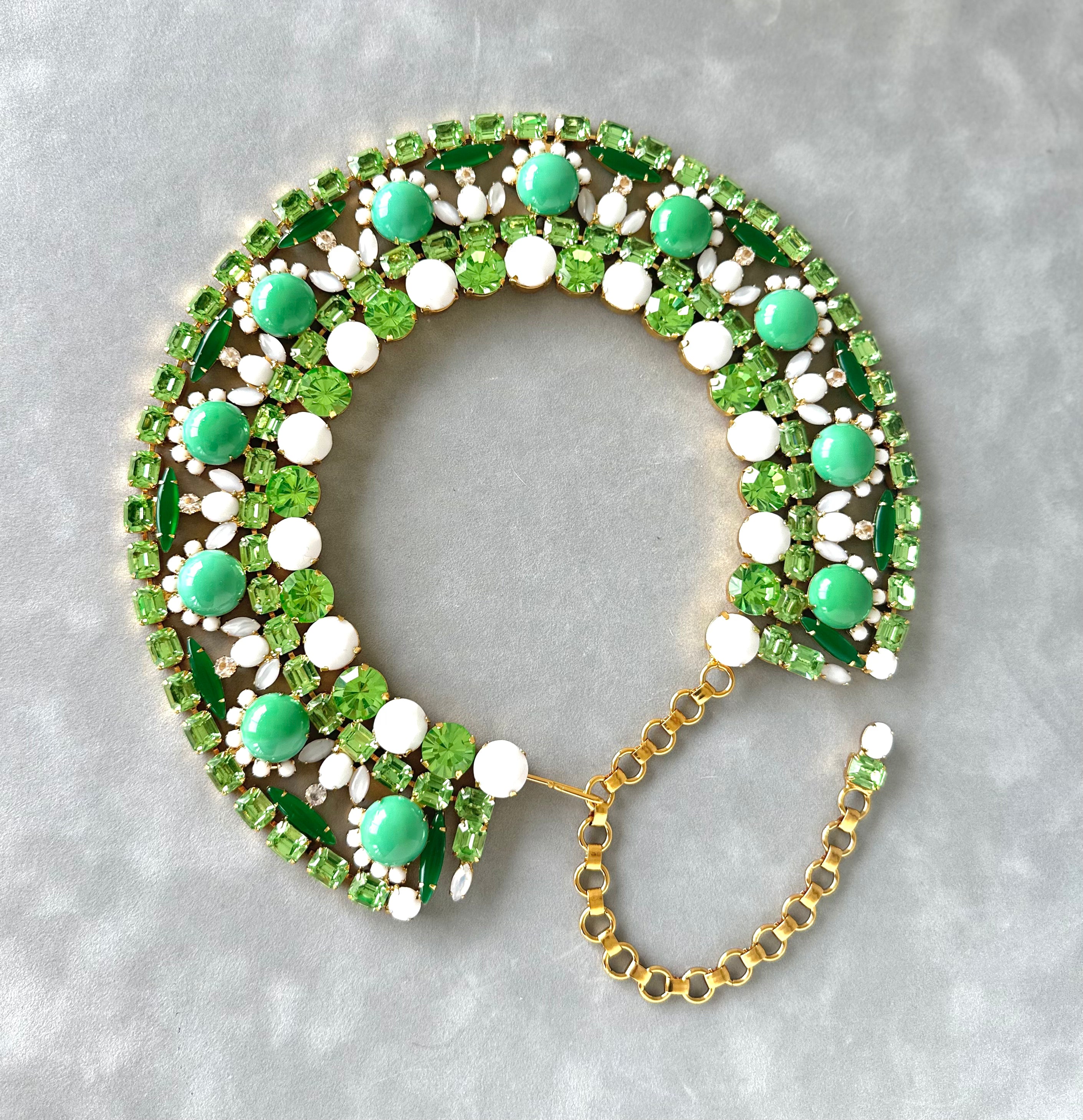 Multi-Green and Chalk White Collar