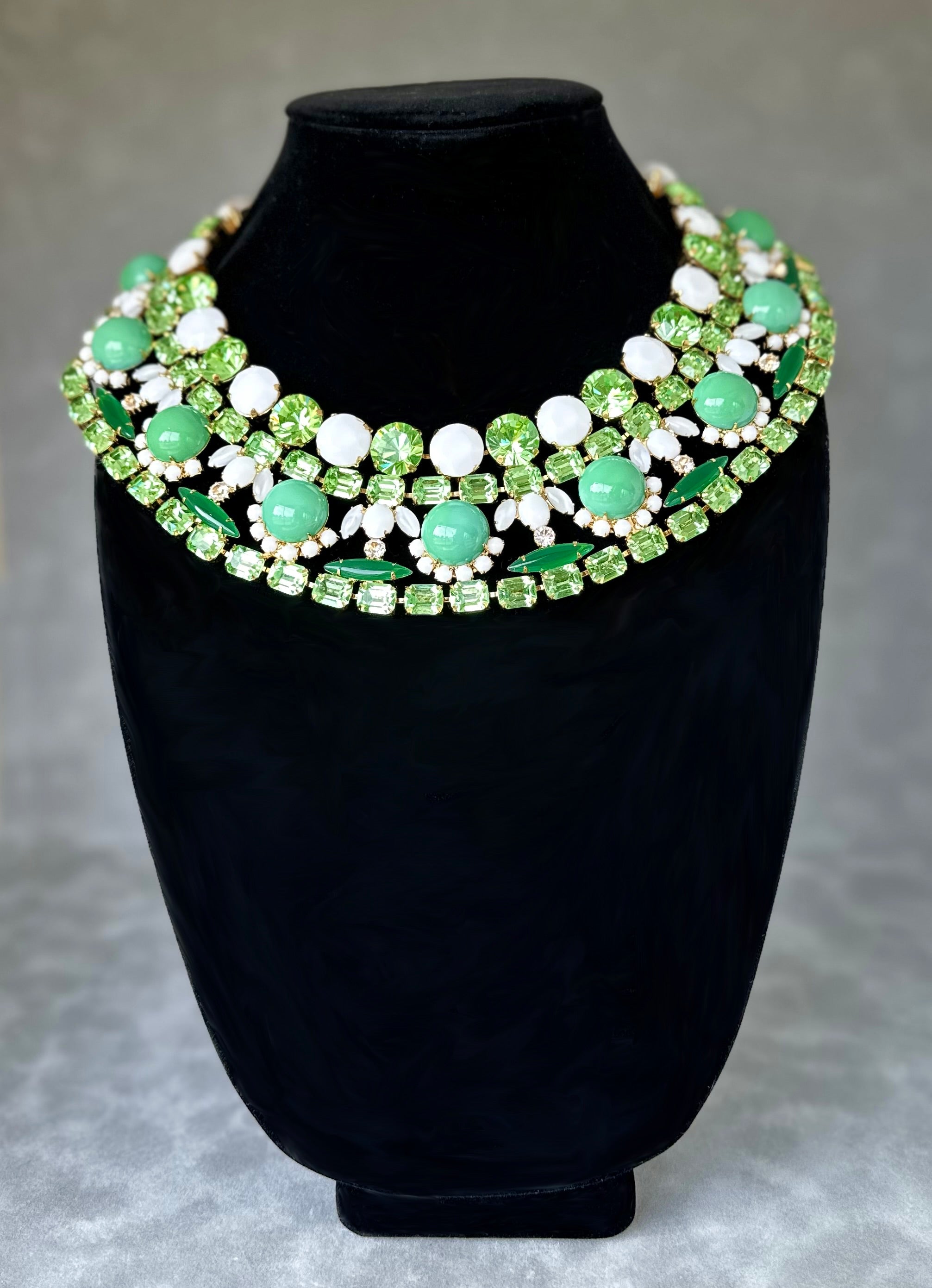 Multi-Green and Chalk White Collar