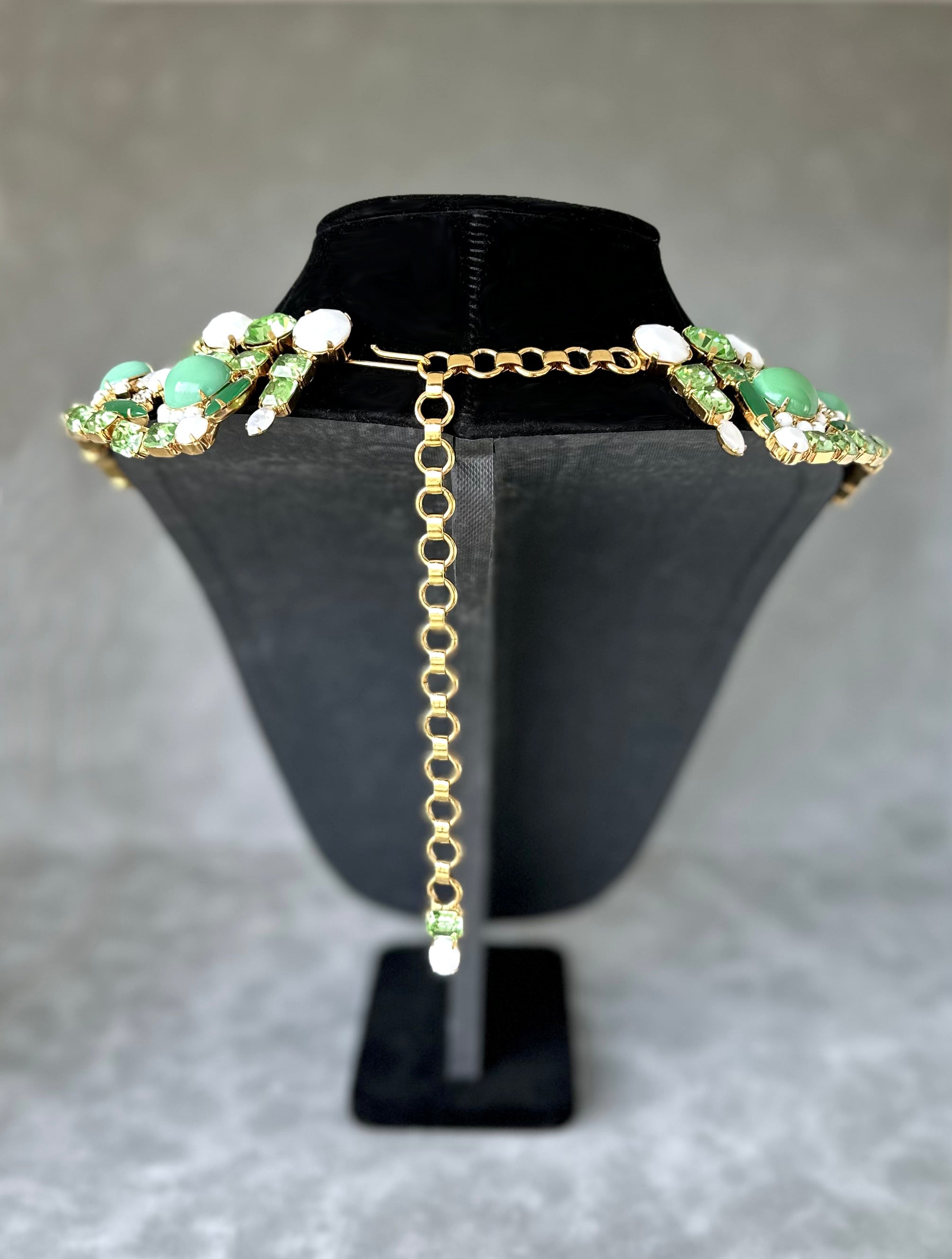 Multi-Green and Chalk White Collar